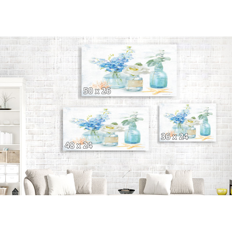 Beach Cottage Flowers In Vases II, Bouquet, Delphiniums, Eucalyptus, Hortensias, Pots, Sur blanc, Bleu, Jaune, Bord de mer, Étoile de mer, Coquillage, Corail, Gris