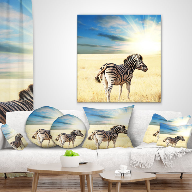 Zèbre Wandering au lever du soleil lumineux - oreiller imprimé animal, 18 po x 18 po, Coussin décoratif