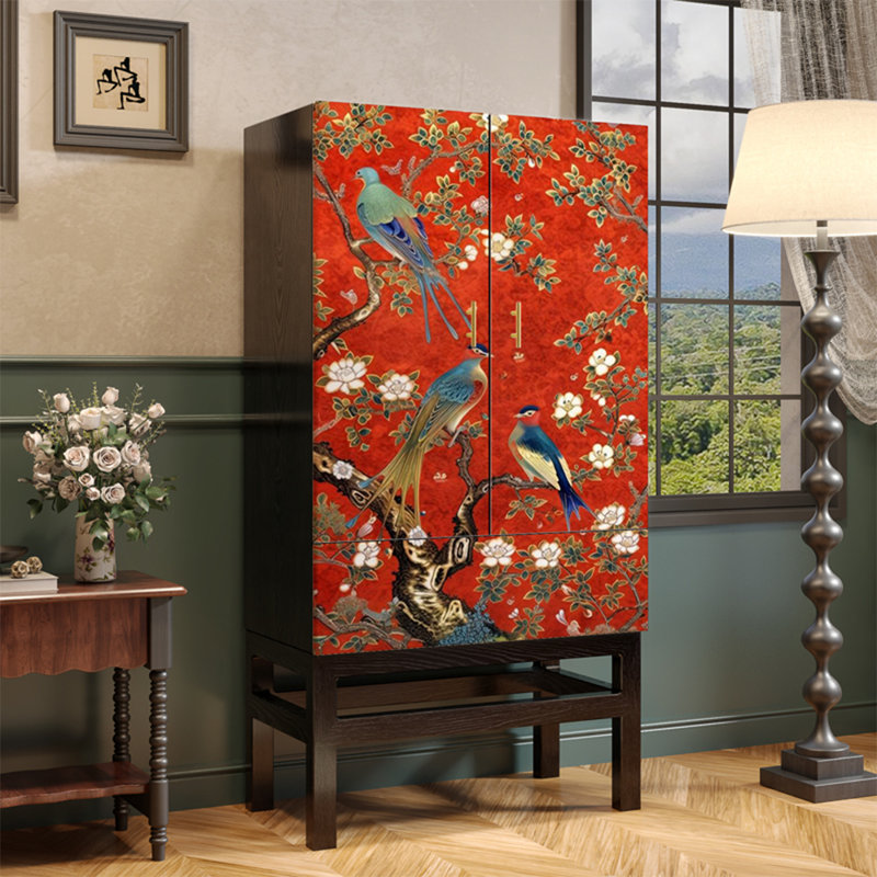 Une armoire à pieds hauts en bois massif de style moyen
