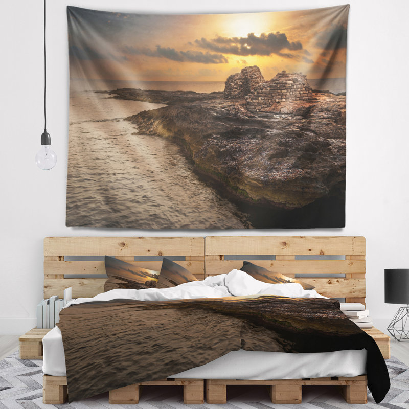 Tapisserie, plage, côte rocheuse et ruines antiques, H 32 po x l 39 po