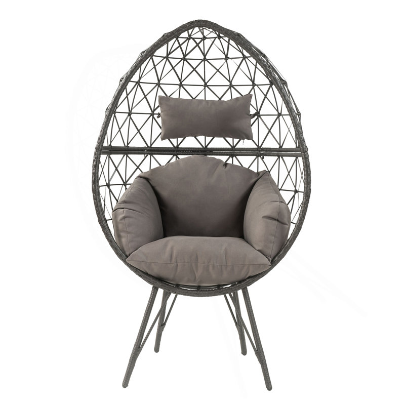 Chaise de patio gris clair et noire avec coussin rembourré