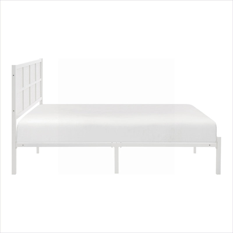 Lit plateforme blanc propre pour chambre à coucher côtière décontractée, tête de lit en fausse canne à cadre en métal de taille très grand, aucun sommier requis