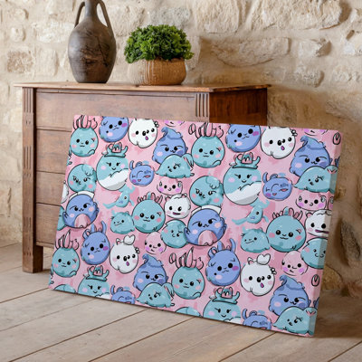 La toile crée un motif fantaisiste mettant en vedette une variété de monstres mignons dans des teintes pastel fixés sur une toile rose pâle