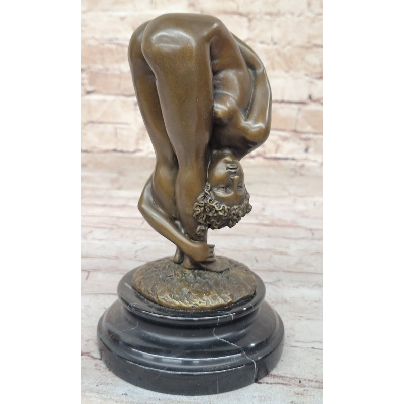 Personnage érotique nu féminin se penchant et exposé - Art original par Juno sur base de marbre
