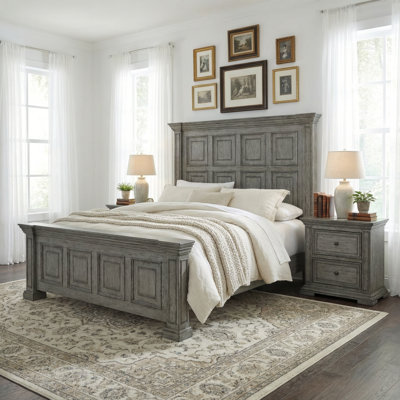 Ensemble de chambre avec très grand lit à panneaux Temple Cloud et deux tables de chevet