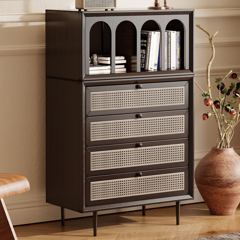 Café foncé + bois massif beige + vitrines en rotin
