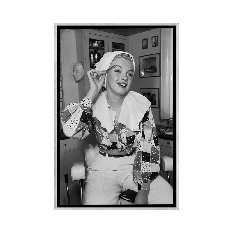 Marilyn Monroe Eye Brow Grooming - reproduction de photo, H 26 po x l 18 po x 1,5 po, Toile avec cadre argenté, Aucun mat