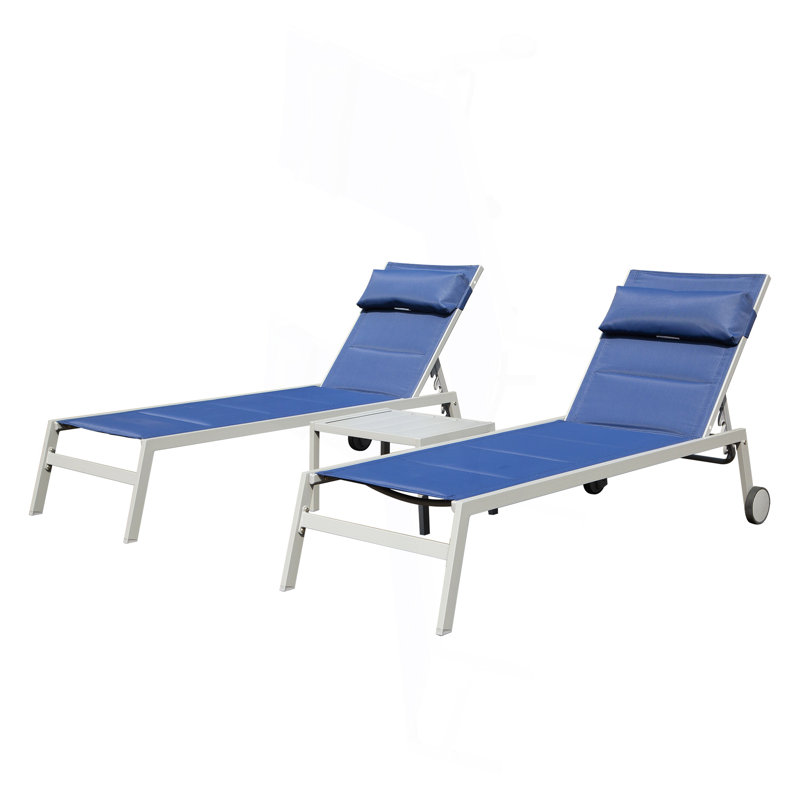 Ensemble de 3 chaises longues d'extérieur pour l'extérieur, chaises longues de piscine en aluminium avec table d'appoint et roulettes, fauteuil inclinable réglable en polyester enduit de PVC résistant aux intempéries pour la piscine, la plage, la cour et le balcon (bleu marine)