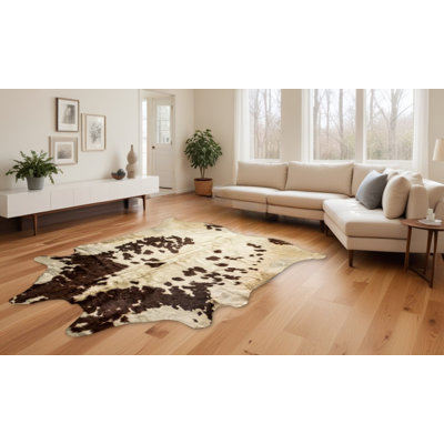 Tapis brun et blanc en peau de vache