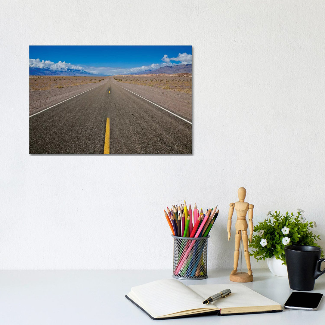 Death Valley Road To Nowhere von Susan Vizvary - Galerieverpackte Leinwand Giclée auf Leinwand ohne Rahmen