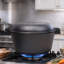 Cocotte en fonte pré-culottée 3 en 1, 5 litres, couvercle à fond nervuré pouvant servir de poêle, comprend une grille et un lève-couvercle, idéale pour le camping et la cuisine à la maison.