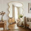 Miroir surdimensionné arqué en métal surdimensionné-606321071-629761280