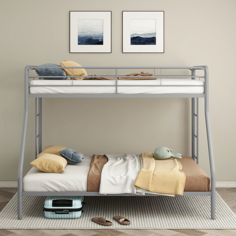 Lit superposé simple en métal sur lit double, finition brillante argentée, échelles des deux côtés, système de lattes, garde-corps supérieurs pour l'apparence de la chambre à coucher, échelles intégrées, utilisation