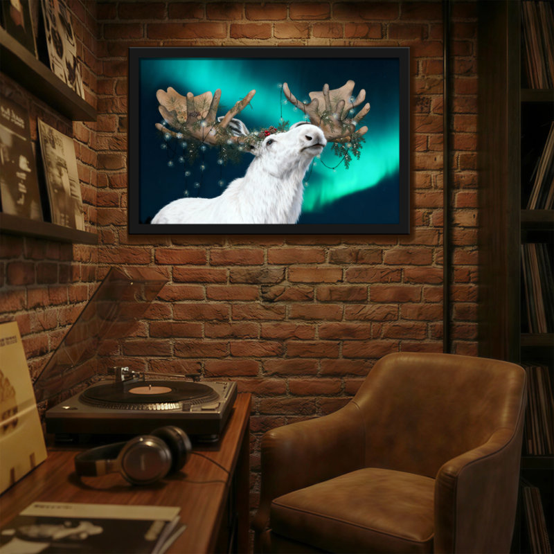 Renne de Noël blanc avec des bois décorés sur fond d'aurore