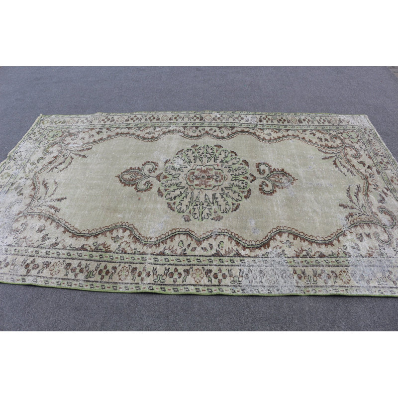 Élégant tapis turc rétro à motif floral vert et beige pour un décor bohème chic