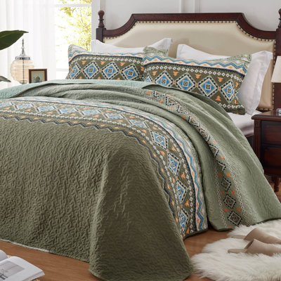 3-Piece Queen Size Quilt Set - Lightweight Microfiber Bedspread & 2 Pillow Shams, Olive Green Aztec Boho Pattern, Oversized 90x98 Inches, All-Season Bed Cover