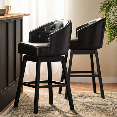 Tabouret de bar pivotant brun à 360 degrés avec accents cloutés, pieds et pieds en bois d'hévéa pour coin de cuisine
