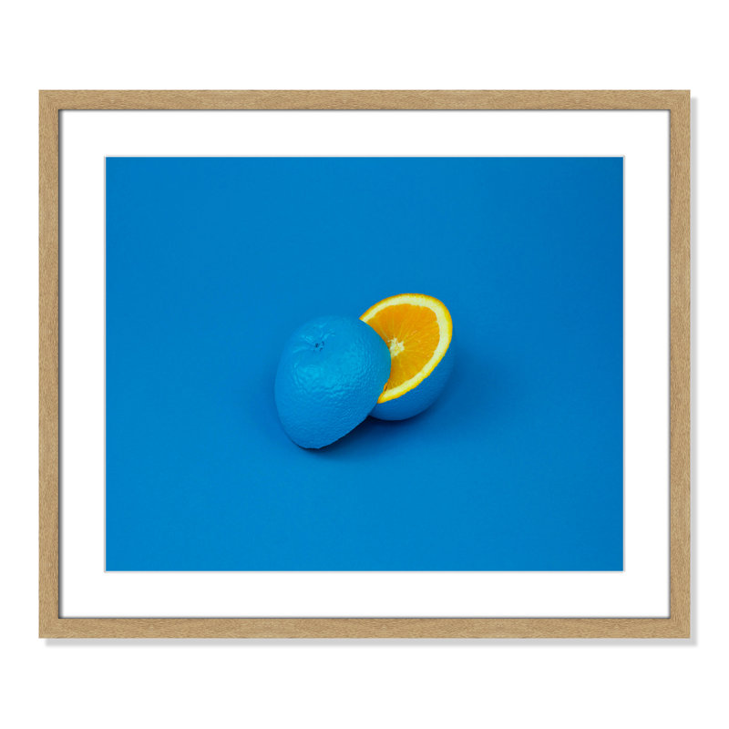 Pop orange en bleu par Davisuko, H 21,5 po x l 25,5 po x P 1,25 po, Cadre naturel encadré, Blanc