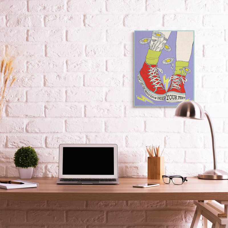 «Don't Let Grass Grow Under Your Feet» par Sangita Bachelet - impression d'art graphique, H 30 po x l 24 po x P 1,5 po