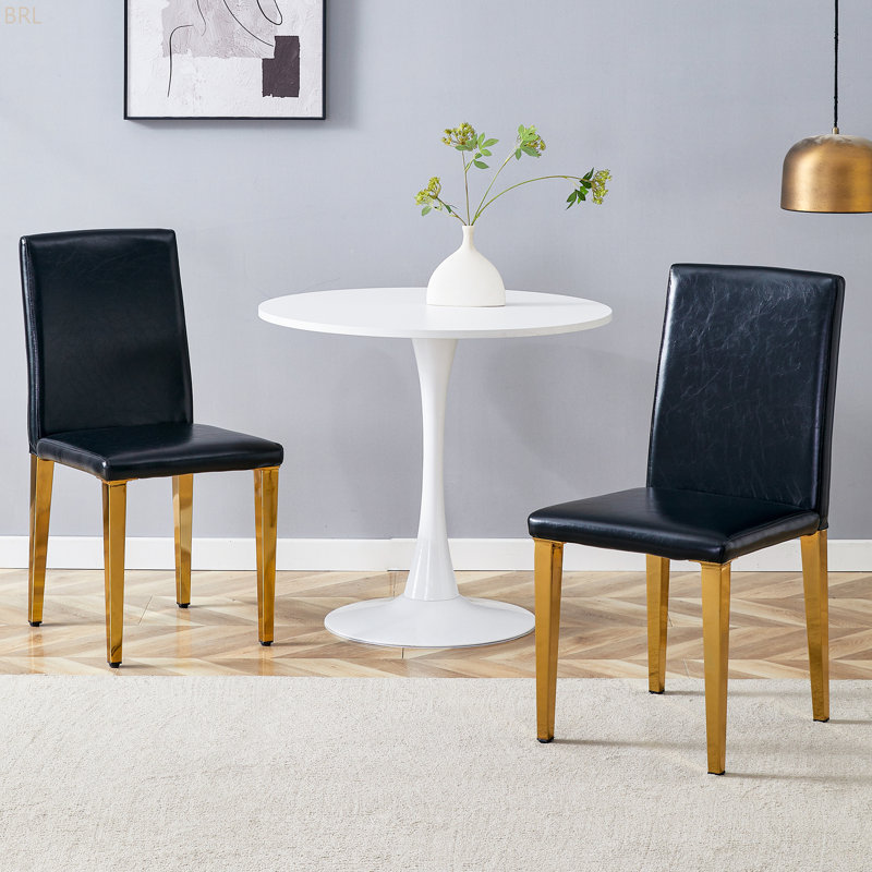 Deux chaises de salle à manger en polyuréthane noir, pieds en métal doré. Simple et polyvalent, confortable et accompagné. Des chaises de salle à manger exquises et polyvalentes offrent une nouvelle expérience confortable. (Ensemble de 2)