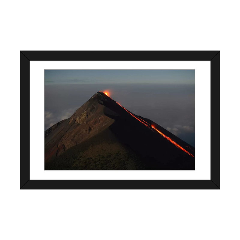 «Fuego Lava Flow, Antigua, Guatemala» par Martin Rietze - impression sur toile tendue, H 24 po x l 32 po x P 1 po, Blanc
