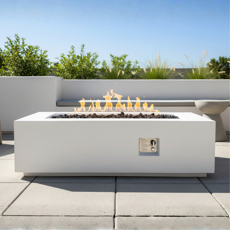 Table d'extérieur pour foyer d'extérieur au propane rectangulaire 60 pouces, 60 000 BTU avec couvercle imperméable, auto-allumage, pierres de lave gratuites, blanc