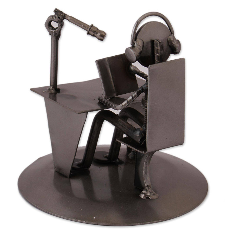 Sculpture en métal recyclé Broadcaster