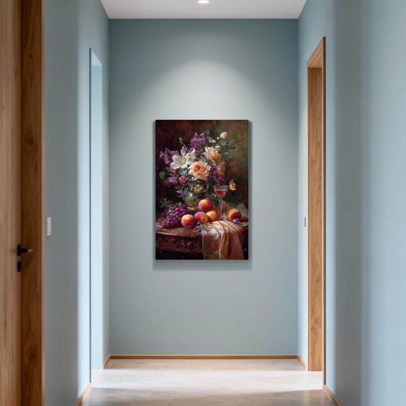 Arrangement floral de plantes et de fleurs avec un verre de fruits et de vin, H 16 po x l 24 po