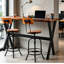 Ensemble de table et de chaises 3 pièces, bar-salle à manger café-pub, métal noir industriel et bois brun rustique, table rectangulaire à pieds en X, 2 tabourets de bar pivotants réglables avec dossier