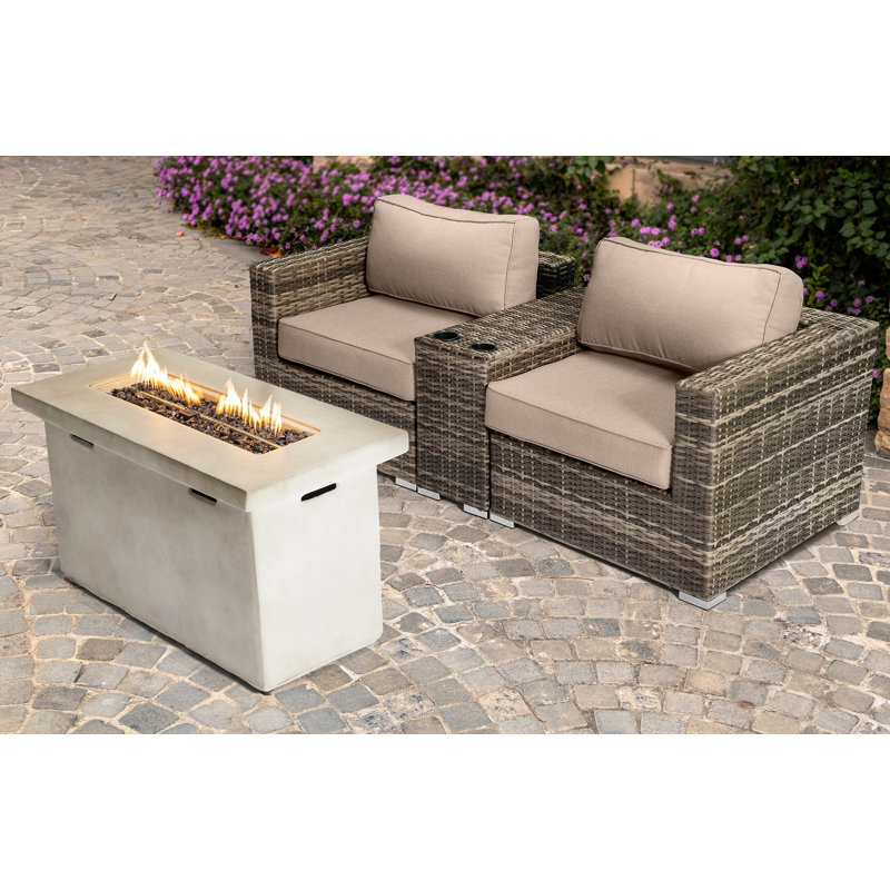 Ensemble de conversation pour 2 personnes avec coussins Sunbrella et foyer rectangulaire en béton LSI, Beige