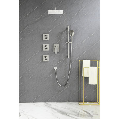 Système de douche noir mat. Tête, douche à main, barre coulissante, jets de corps, bras, tuyau, garniture de valve, poignées à levier. Imite la pluie naturelle. Fixé au mur. Assemblage en laiton avec sortie non bouchée. .