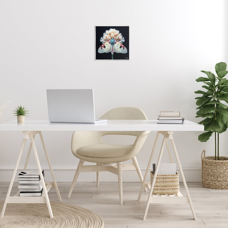 «Moth & White Flowers» par Roozbeh Bahramali