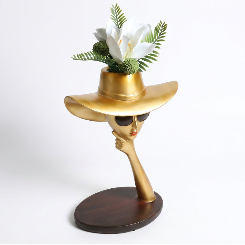 Statue de femme dorée, sculpture de femme moderne en résine glam avec chapeau à large bord