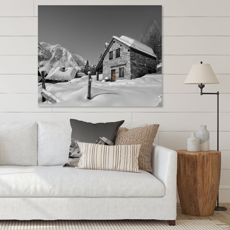 Maison alpine sur une montagne enneigée - photographie sur toile, H 34 po x l 44 po x P 1,5 po, Toile tendue
