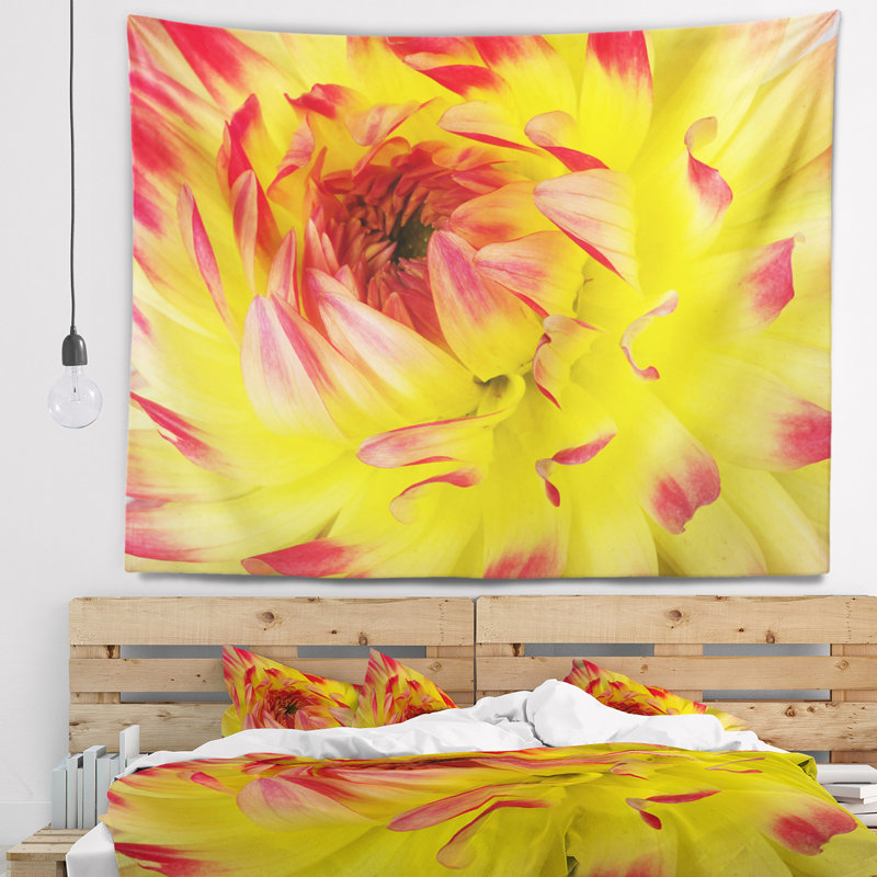 Tapisserie florale lisse à motif de pétales de fleurs jaunes et rouges, H 50 po x l 60 po