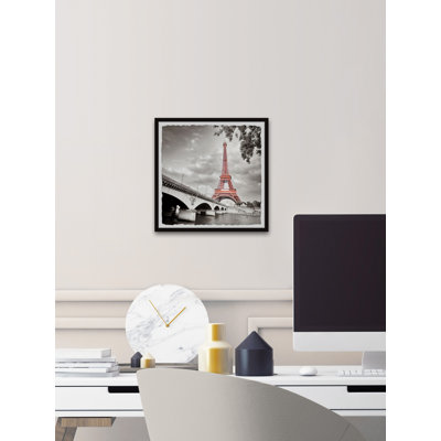 «Red Eiffel Tower», reproduction encadrée