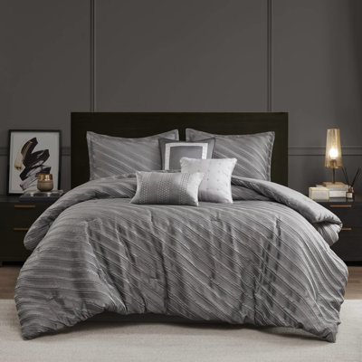 Édredon très grand 7 pièces en gris - style moderne transitionnel avec literie diagonale et chatoyante, rembourrage toutes saisons, fonctionnalité, jupe de lit de 15 pouces, coussins de couleur assortie et literie de luxe à rayures