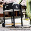 Barbecue d'extérieur au charbon de bois noir avec tablette de rangement pliante, cendrier coulissant et ouvre-bouteille pour une expérience de cuisson en douceur