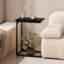 Table d'appoint en forme de C, plateau en bois blanc veiné, piètement en métal en forme de C, à glisser sous le canapé, idéale pour le salon ou la chambre.-582974803