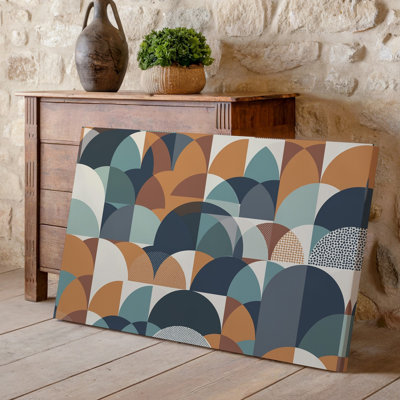 La toile crée un motif géométrique sans couture avec un mélange harmonieux de formes et de couleurs d'art mural, y compris des cercles superposés