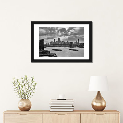 Coucher de soleil spectaculaire du centre-ville de New York des années 1940 à 1950 avec les péniches du pont de Brooklyn à East River NYC, NY, USA par Vintage Images - reproduction d'art sur toile tendue sur toile