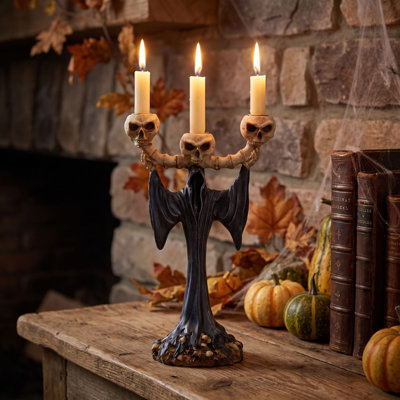Décoration d'Halloween : candélabre en résine, bougie en forme de crâne sinistre, ornement de table vintage effrayant pour une fête d'Halloween ou pour décorer une cheminée.