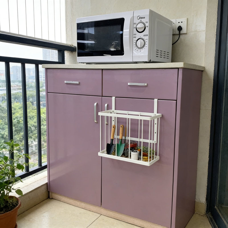 Organisateur de porte au-dessus d'une armoire avec barre à serviettes, panier en fil métallique réglable pour planches à découper, feuilles de cuisson et rangement pour la cuisine