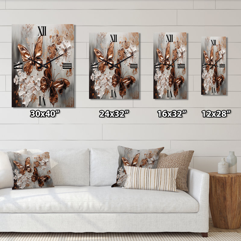 Horloge murale en métal rose avec ailes de papillon et fleurs II, H 32 po x l 16 po