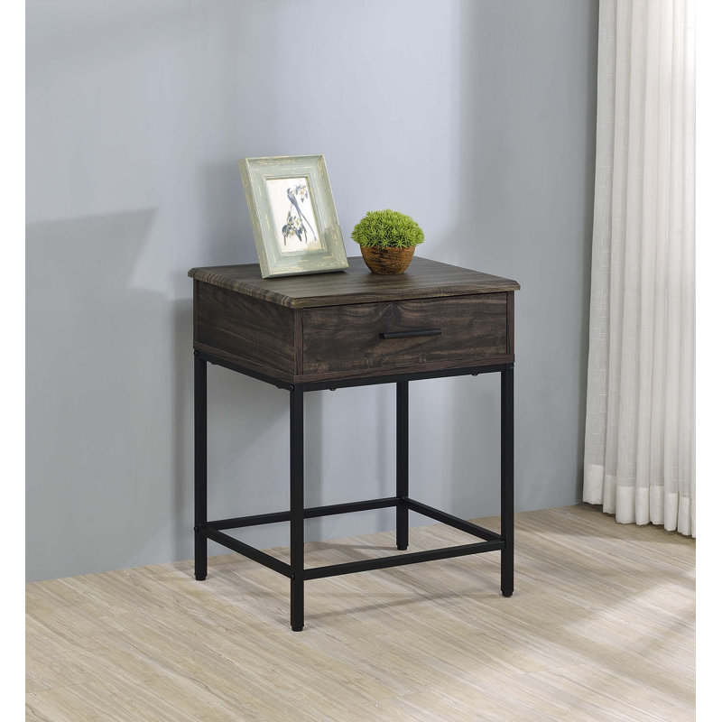 Table d'appoint en bois avec détails complexes