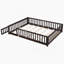 Lit plateforme au sol avec garde-corps et porte-552945676