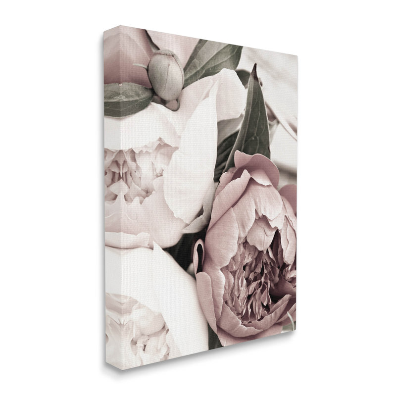 Gros plan de pétales de pivoines en herbe, art de la giclée par Malerifabrikken, Giclée encadrée noir minuit