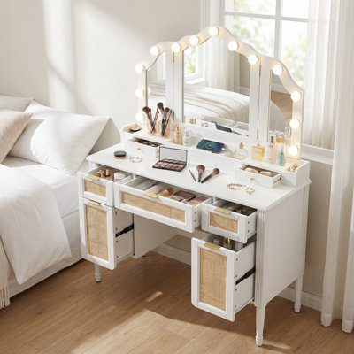 Meuble-lavabo de style Hollywood avec miroir à trois volets et 13 ampoules DEL, coiffeuse à maquillage blanche avec 5 tiroirs, station de charge et tablettes pour la chambre à coucher