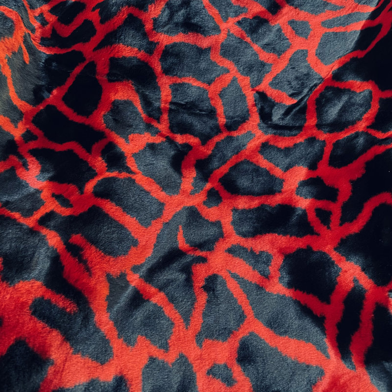 Couverture en fausse fourrure Plutus, L 96 po x L 110 po, Rouge