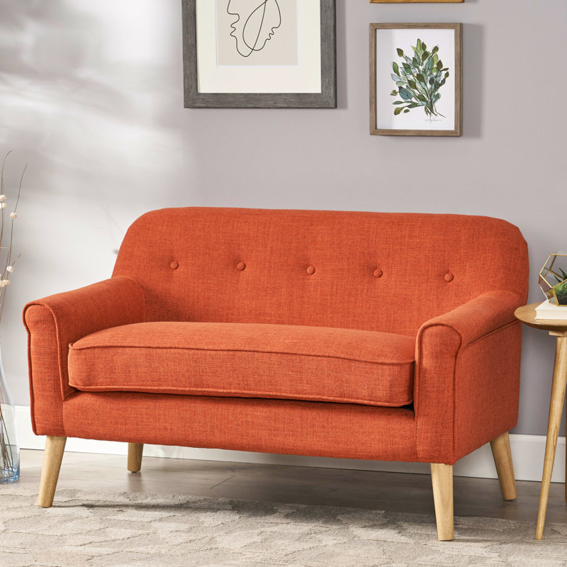 Confortable pour les soirées de détente, recouvert de tissu, roulé, pattes de bouleau au fini brun, l 50,28 po x P 29,4 po, H 32,11 po, revêtement en tissu orange, avec roulettes d'accoudoirs subtiles et brun